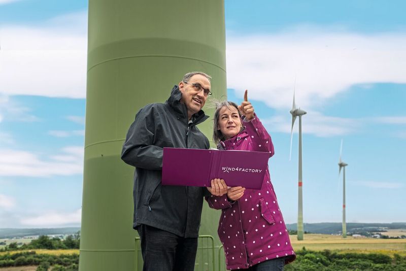Steht ein Windpark in der Nähe? Dann lassen sich durch Direktleitung Kosten sparen. Im Bild: Wolfgang Ruch und Heike Kutzmann-Treuer von Wind4factory im Windpark. (Bild: Wind4factory / Christian Kunert, ekwdesign)