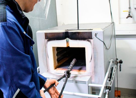 An der Hochschule Osnabrück hat man sich einen bekannten Effekt zur Verbesserung von Chrom-Nickel-Stahl vor die Brust genommen – der Zugabe von Aluminium. Das scheint jetzt ganz gut zu klappen und erste positive Erkenntnisse liegen auch bereits vor ...(Bild:  Hochschule Osnabrück)