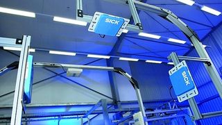 Bild1: Der Interrogator RFI641 kann mit seiner Lesereichweite von bis zu 5 m in Portalbauweise über der Fördertechnik oder direkt an einem Ladetor platziert werden. Bild: Sick (Archiv: Vogel Business Media)