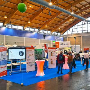 Das “Taifun”-Team der Technischen Hochschule Würzburg-Schweinfurt mit Prof. Dr. Johannes Paulus, Toni Schott, Roland Oppelt, Jan Hußlein, Peter Wagner, Frederick Jantsch u.a. zeigt während der Messetage der AERO 2023 in Friedrichshafen sein Leichtflugzeug, das künftig mit einem Brennstoffzellen-Betrieb abheben kann. (Bild:  Roland Oppelt – THWS)