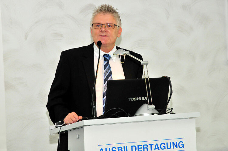 ZDK-Referent Joachim Syha informierte sie über aktuelle Änderungen bei der überbetrieblichen Unterweisung. (Foto: Schmidt)