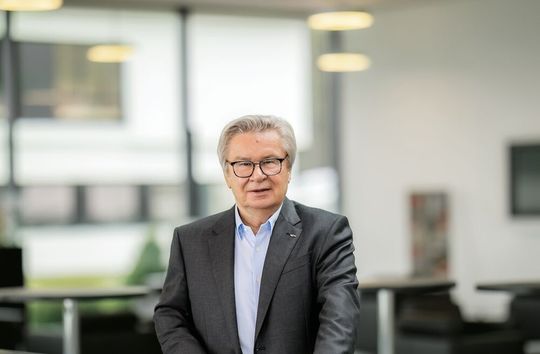 Glückwunsch! Gleich ein Trio aus Jubiläen darf Prof. Klaus Fischer, Inhaber der Fischer-Unternehmensgruppe, in diesem Jahr feiern. Lesen Sie hier, welche das sind, wie er stets erfolgreich war und was man bisher alles erreicht hat ...(Bild:  Fischer-Gruppe)