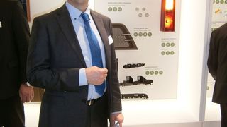 Styrolution ist das Unternehmen für hochwertige Styrolkunststoffe, die in der Autombilindustrie ihr Anwendungsfeld haben. Auch das Metallisieren ist eine Domäne des Ausstellers, wie Jeremy Whittaker, Global Manager Public Relations, sagt. (Bild: Königsreuther)