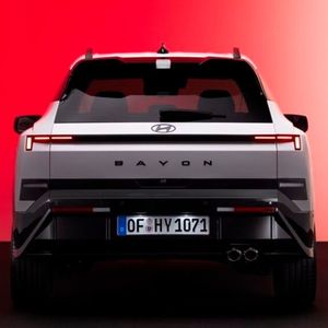 Für den Antrieb stehen zum Marktstart die zwei bekannten 1,0-Liter-Turbobenziner mit 66 kW/90 PS und 85 kW/115 PS zur Wahl.(Bild:  Hyundai)