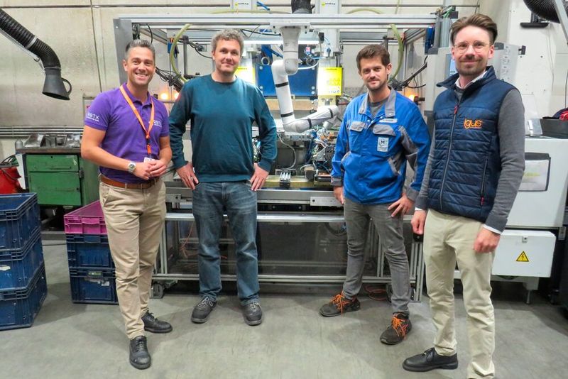 Von links: Kai Schmitz, Produktmanager Automatisierungstechnik & Robotik bei Igus, Matthias Leienbach, Werkleiter bei Meleghy Automotive, Richard Kremser, Elektrotechniker bei Meleghy Automotive und Florian Berg, technischer Verkaufsberater bei Igus  (Bild: Igus)