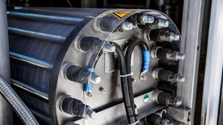 Das verbindungstechnische Know-how von TOX Pressotechnik (und nicht nur das), soll die Energiewende unterstützen. Zum Beispiel bei der Fertigung von Elektrolyseuren für die Spaltung von Wasser in Wasserstoff und Sauerstoff durch grünen Strom. Hier mehr zu allem ... (Bild: TOX Pressotechnik)