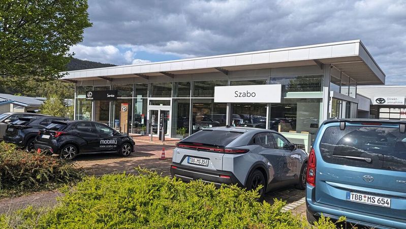 Wer in Wertheim Toyota sagt, meint eigentlich „den Szabo“. Fast fünf Jahrzehnte nach der Gründung ist das Autohaus zu einer Institution in Wertheim geworden.(Bild:  Rosenow – VCG)