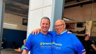 Jens Pleyer (links) übernimmt den Betrieb von Uwe Fischer (rechts) in Biedenkopf und führt ihn als Premio‑Standort weiter. (Bild: Premio Reifen + Autoservice)