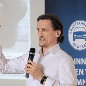 Thomas von Unwerth, Professor von der TU Chemnitz, stellte die weltweite Entwicklung des Fahrzeugbestands vor.(Bild:  Zietz/»kfz-betrieb«)
