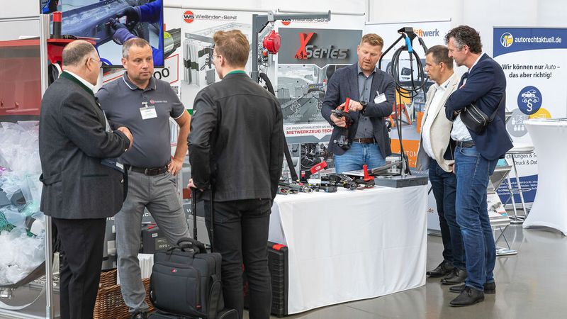Professionelle Werkzeuge für die Karosseriewerkstatt gab es unter anderem bei Wieländer & Schill zu sehen. (Bild: Stefan Bausewein)