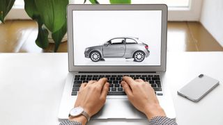 Zwar verkaufen Händler über Fahrzeugshops, bislang noch wenige Fahrzeuge. Trotzdem verspürt manch einer bei Kunden deutliches Interesse an schnellen Möglichkeiten zum Vertragsschluss über die Distanz. (Bild: © New Africa - stock.adobe.com)