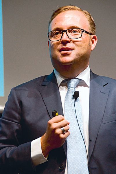 „Studien zeigen, dass sich rund 50 Prozent der Unternehmen in einem Preiskrieg in ihrem Produktbereich befinden. 86 Prozent der Unternehmen sehen die Ursache dafür beim Mitbewerber“, Jörg M. Krütten, Leiter des globalen Life Science-Geschäftsbereichs beim Beratungsunternehmen Simon-Kucher & Partners. (Bild: BVMed)