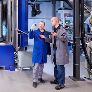 Beim Effekt der Supraschmierung spielen die bereits im Einsatz befindlichen, sehr harten „Diamor“-Schichten auf Kohlenstoffbasis eine Schlüsselrolle, sagen die IWS-Experten. Diese können aber auch zusätzlich mit Fremdatomen, wie etwa Bor versetzt werden, um sich mit bestimmten Schmierstoffmolekülen zu verbinden und im laufenden Betrieb ultraschmierende Grenzflächen zu erzeugen.