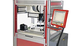 Weil alle elektrischen Antriebe über Kopf angeordnet sich, lässt sich der komplette Bearbeitungsraum nutzen. (Bild: Isel)