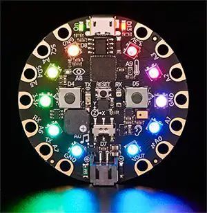 Bild 1: Die 3333 Circuit Playground Express von Adafruit bietet zehn adressierbare, steuerbare RGB-LEDs. (Adafruit)