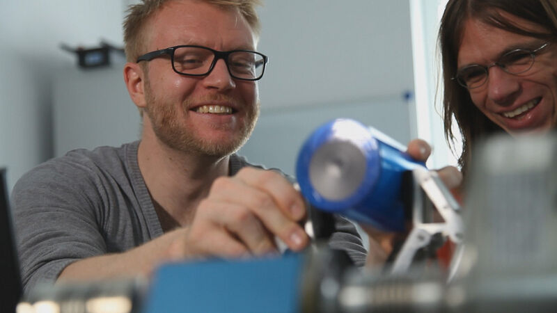 Das Team Artemis (Autonomous Rover Team for Exploration and Manipulation Intended for SpaceBot) besteht aus 14 Studenten sowie Mitarbeitern des Deutschen Forschungszentrums für Künstliche Intelligenz GmbH (DFKI) und der Universität Bremen. Die Gruppe setzt bei dem Wettbewerb auf zwei Explorationsroboter sowie darauf angepasste Softwarelösungen für Navigation, Planung, Interaktion mit der Umwelt (Manipulation) – also beispielsweise das Aufheben oder Bewegen von Objekten - und Laufzeitüberwachung. (DLR)