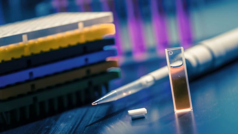 Abb.1: Der Brechungsindex ist eine einfache Zahl, doch ihre Messung im Pharma-Bereich unterliegt strengen Vorgaben (Symbolbild).(Bild:  © luchschenF - stock.adobe.com)