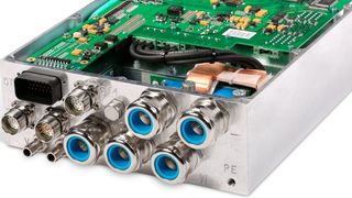 Wirkungsvolle Wechselrichter sorgen für eine sehr präzise Glättung der PWM-Frequenz, was bedeutet, dass bei Spannungswechseln Oberwellen reduziert werden. (Aradex)