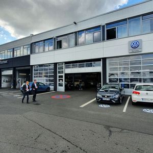... hat der Händler am Standort in Aschaffenburg auch noch einen Servicevertrag mit VW.(Bild:  Schreiner/»kfz-betrieb«)