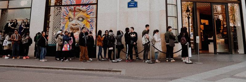 Die Kunden sollen auch bei Ihnen in der Schlange stehen? Versuchen Sie es doch mal mit Social Selling! Die Kunden sollen auch bei Ihnen in der Schlange stehen? Versuchen Sie es doch mal mit Social Selling!