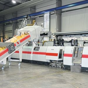 Voller Ausblick auf eine Recostar dynamic 145 mit V-VAC-System bei der Beschickung mit Folienmaterial.