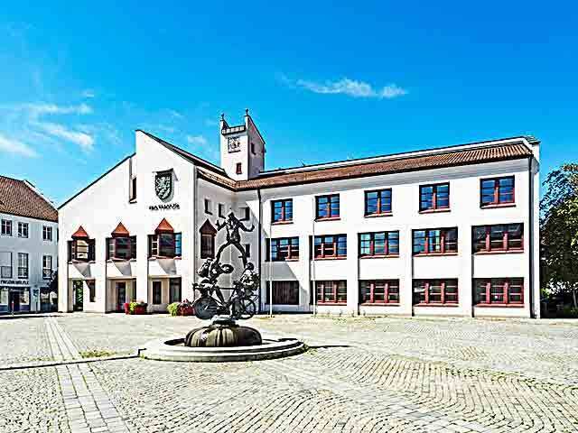Eggenfelden ist einwohnerbezogen die größte Stadt im niederbayerischen Landkreis Rottal-Inn in Bayern. Urkundlich erwähnt wurde Eggenfelden erstmals im Jahr 1120, als das Kloster Baumburg in der Nähe von Trostberg von Gräfin Adelheid von Sulzbach-Rosenberg ein Zinsgut namens „etinvelt“ geschenkt bekam. (Stadt Eggenfelden)