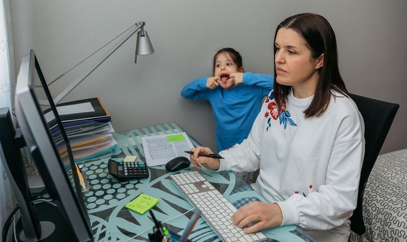 Nur ein Prozent hat seine Kinder dazu angestiftet, das Meeting zu stören.  (David Pereiras - stock.adobe.com)