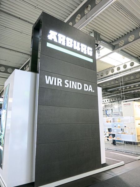 Spritzgießmaschinen von Arburg werden seit Jahrzehnten in der Medizintechnik eingesetzt. Der Messeslogan macht deutlich: Additive Fertigung ist für Arburg schon lange kein Fremdwort mehr. Hierfür steht beispielsweise das System Freeformer zur additiven Fertigung von Funktionsbauteilen. (Bild: Schäfer / Devicemed)