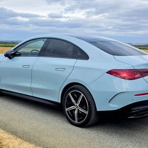 1. Das Design: In Zeiten, in denen sich die Autos optisch immer mehr angleichen und SUVs das Straßenbild dominieren, ist die elegante coupéhafte Limousine CLA ein erfrischender Anblick. Das sanft abfallende Heck verleiht dem Modell ein elegantes Design, der angedeutete Spoiler über dem Kofferraum eine Prise Sportlichkeit.(Bild:  Mauritz – VCG)