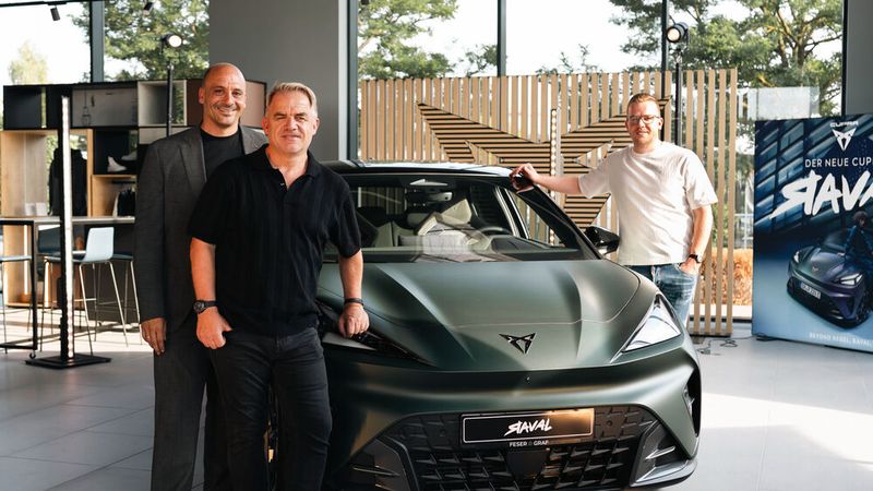 Feiern die Neueröffnung in Roth: (v.l.) Der Geschäftsführer für Schwabach-Roth-Burgoberbach der Feser-Graf-Gruppe, Andreas Maier, mit Cupra-Seat-Deutschlandchef Alexander Buk und Maximilian Feser, Cupra-Markenverantwortlicher der Gruppe. (Bild: Feser-Graf)