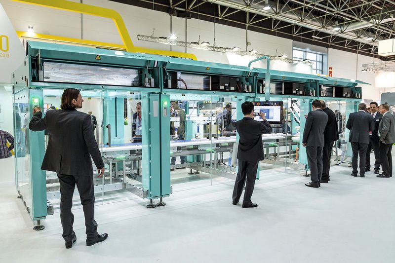 Gerald Schubert, Gesellschafter der Gerhard Schubert GmbH (links) öffnet die Abdeckung im Kopfteil der Maschine. Hier ist normalerweise der Schaltschrank der TLM-Verpackungsmaschine untergebracht. Beim Prototypen der neuen Maschinengeneration ist das Fach nahezu leer. (Bilder: Gerhard Schubert)