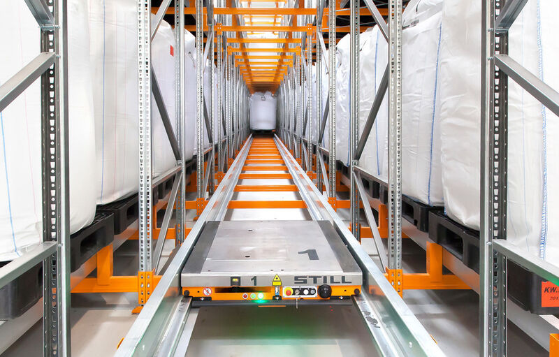 Ausschlaggebend für die Entscheidung der Jury war die innovative Kombination von fahrerlosen Transportsystemen mit einem Palettenshuttle-System sowie von automatisch und manuell bedienten Geräten. (Bild: Still)