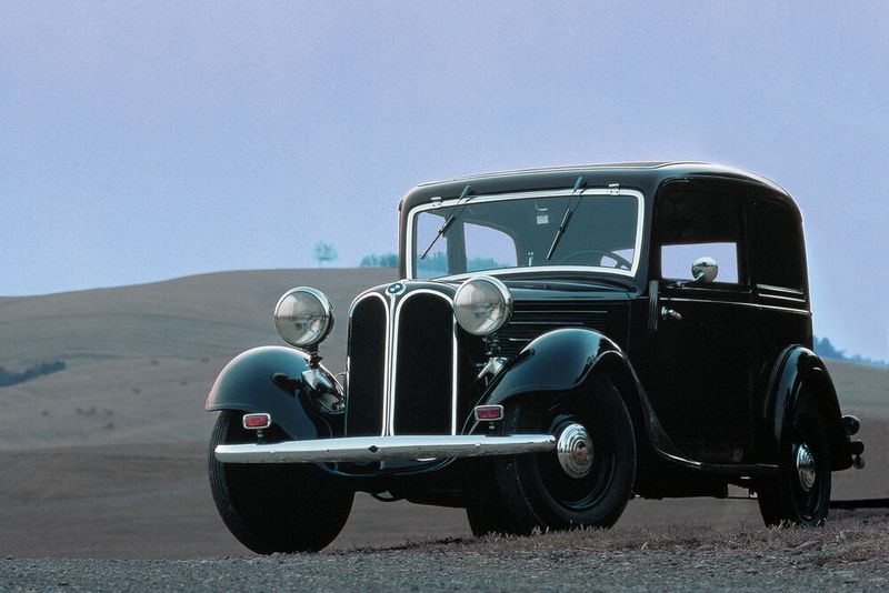 1933 verpasst BMW dem 303 einen neu konstruierten Sechszylinder. Zudem zeigt das Modell erstmals den BMW-typischen Doppelnieren-Kühlergrill. (Bild: BMW)