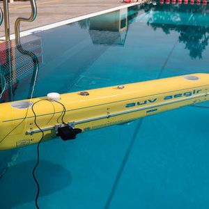 Das autonome U-Boot AUV Aegir absolvierte in einer Schwimmhalle seinen ersten Tauchgang ohne Steuerung von außen. (Bild:  Geomar/Lukas Wernicke)