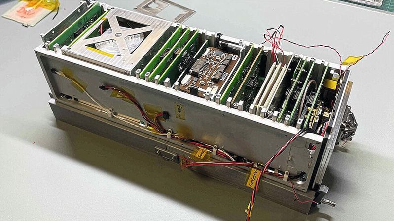 Das Qualifikationsmodell des InnoCube-Satelliten. Der KI-basierte Lageregler wird nach seinem Training am Boden auf das Flugmodell im Orbit hochgeladen und dort getestet. (Bild:  Montenegro/JMU Würzburg)