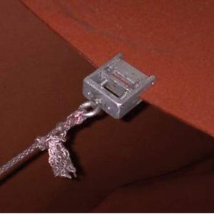 Bild 2: Aufgrund der speziellen Bauweise und einfachen Handhabung der Clouth-Felt-Clips können die Filze schneller, einfacher und sicherer in die Maschinen eingezogen werden.