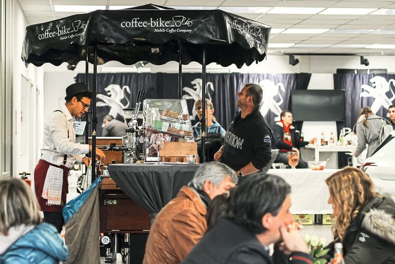 Passend zur neuen Importeursmarke gab es ein deutsch-französisches Buffet und ein entsprechendes Wein-Angebot. (Bild: Katja Mayer-Hohmuth)