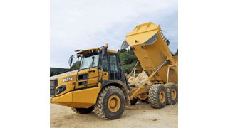 Der Bell B25E harmoniert gut mit der Ladeflotte (3,0-/3,5-m³-Tieflöffel bzw. Radlader) und gewährleistet dank effektiver Muldenheizung und günstiger Geometrie auch schnelle Kippzyklen bei stark bindigen Materialien. (Bild: Bell Equipment)