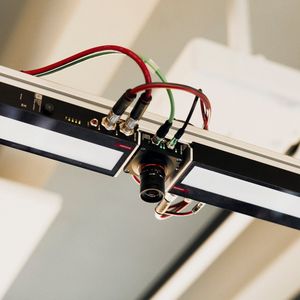 Für die präzise Kugelerkennung setzten die Studierenden eine monochrome Kamera mit verschiedenfarbigen Blitzen ein. Mithilfe eines Machine-Learning-Modells werden die Kugeln erkannt, klassifiziert und ihre Positionen millimetergenau bestimmt.(Bild:  P. Pollmeier/HSBI)