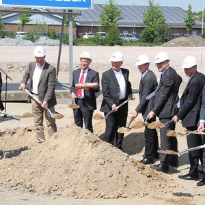 Die Geschäftsführer Bruno Dautzenberg (1. v. l.)  und Horst Vohwinkel (3. v. l.) beim Spatenstich mit der Eigentümerfamilie Holzhauer, dem Duisburger Oberbürgermeister Sören Link und Vertretern der Baufirma Goldbeck(Bild:  Brabender)