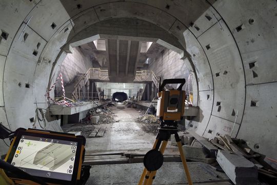 (Plandaten des Modells auf die reale Baustelle übertragen: Zu den BIM-Lösungen gehört BIM-to-Field-Support inklusive des Einsatzes neuester Technik (Robotik Total Station, RTS) zur präzisen Positionierung von Bohrungen oder vormontierten Bauteilen aus dem 3D-Modell auf die Baustelle (siehe Bild) oder auch durch den Einsatz des neuen Fischer Baubot.  Bild: Fischer)