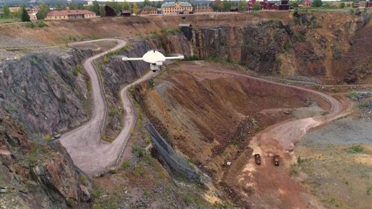 (Die Drohne mdLiDAR3000DL aaS fliegt über die Great Pit in Falun, SchwedenBildquelle: Microdrones)