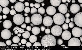 Aufnahme des P2000-Stahlpulvers im Elektronenmikroskop. Durch die spezielle Kugelform ﬂießt das Pulver besonders gut.(Bild:  Empa)