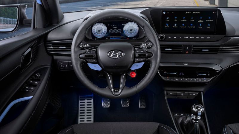 Innen ist der i20 N unter anderem an den blauen Farbakzenten und dem speziellen Lenkrad erkennbar. (Bild: Hyundai)