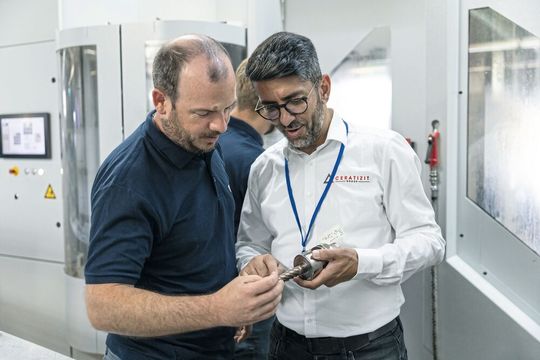 Michael Mangold (li., Fertigungsleiter, Leuka GmbH) und Baris Dogan (Technical Sales Engineer, Ceratizit) sind zufrieden mit dem neu entwickelten Fräser zur Titanbearbeitung.(Bild:  Ceratitzit)