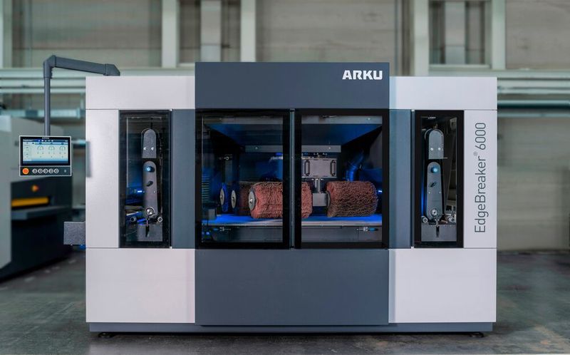 Der Arku Edge Breaker 6000 entgratet, verrundet und bearbeitet Oberflächen von kleinen
und großförmigen Laserteilen.
 (Arku Maschinenbau)