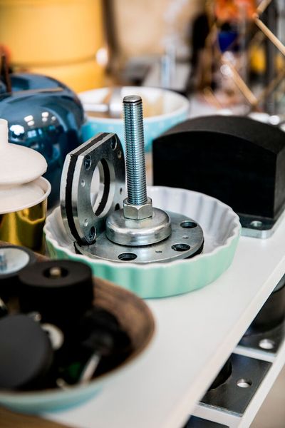 Der ungarische Aussteller Meta-Vulk bietet eine große Auswahl an hochwertigen technischen Gummiprodukten, von Schwingungsdämpfern bis zu Maschinenfüßen, von Kabeldurchführungen bis zu Türstoppern, von Rohrhaltern bis zu LKW-Stoßfängern, extrudierten Dichtungsprofilen. Die Produkte werden in der Automobil-, Haushalts- und Schwerindustrie, im Bau- und Maschinenbau, in der Luft- und Raumfahrt, im Militär, in der Schifffahrt, im Schienen- und Straßenverkehr und im Bergbau eingesetzt. (Bild: Meta-Vulk)