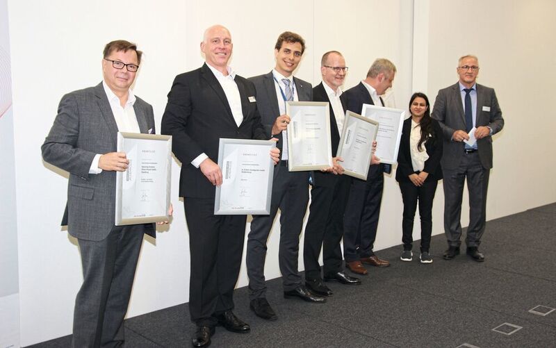 Plant Engineering and Processing: Dr. Jan Machold (3rd from right) accepts the award for the winner GE Healthcare. The laudatory speech was given by Ahlam Rais (2nd from right), editor PROCESS worldwide. On the shortlist: GF Piping Systems, R. Stahl, Spraying Systems and Zeta Biopharma. (PROCESS Worldwide)