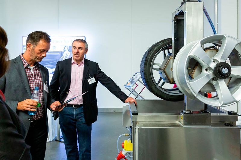 Tiresonic: Bis zu 400 Räder täglich wäscht die RW 302 Twin. Die neue  Lufteinblasung am Radflansch sprudelt gelösten Schmutz aus der Radschüssel und optimiert so das Waschergebnis. (Stefan Bausewein)