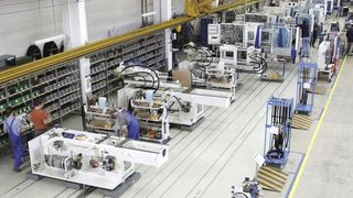 Auf ebenerdig verlegten Rundschienen werden verschiedenste Industriegüter in Fließfertigung hergestellt. (Bild: Strothmann)